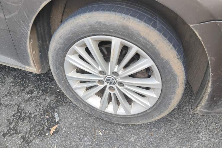 Used Volkswagen Gran Lavida 2013 1.6L Automatic Comfort Model Right Front Wheel Hub