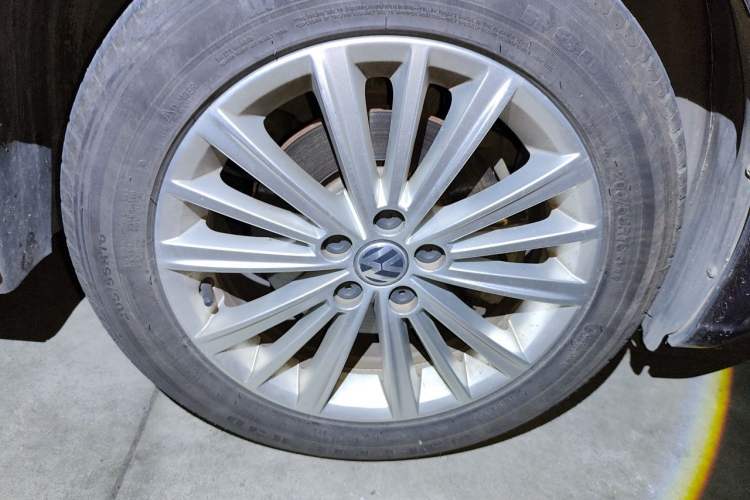 Used Volkswagen Gran Lavida 2013 1.6L Automatic Comfort Model Right Front Wheel Hub