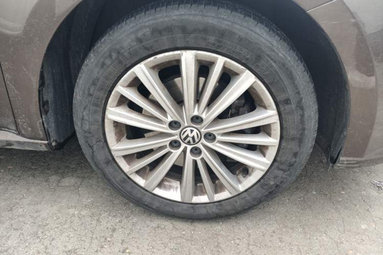 Used Volkswagen Gran Lavida 2013 1.4 TSI Manual Comfort Model Right Front Wheel Hub