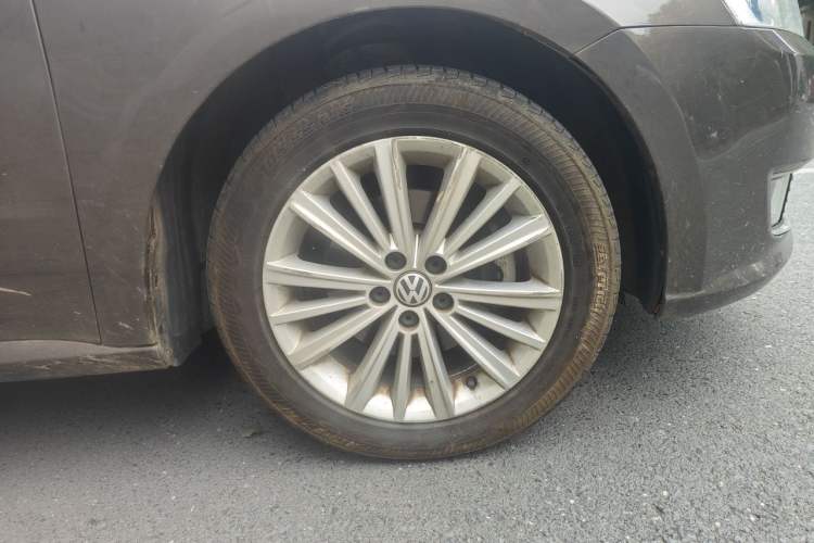 Used Volkswagen Gran Lavida 2013 1.6L Automatic Comfort Model Right Front Wheel Hub