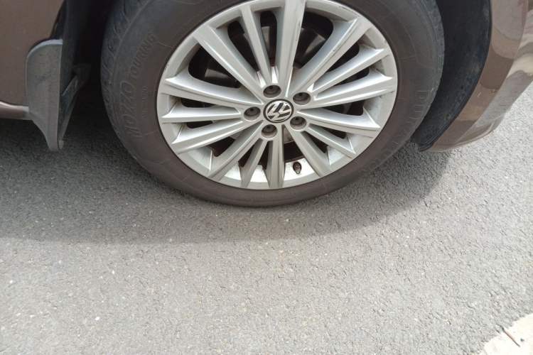 Used Volkswagen Gran Lavida 2013 1.4 TSI Automatic Comfort Model Right Front Wheel Hub