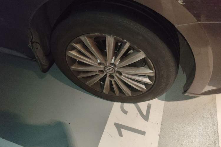 Used Volkswagen Gran Lavida 2013 1.4 TSI Automatic Comfort Model Right Front Wheel Hub