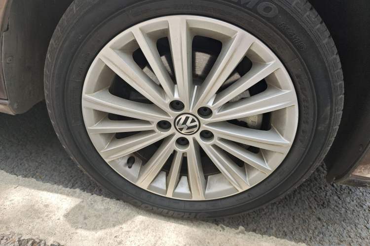 Used Volkswagen Gran Lavida 2013 1.6L Automatic Comfort Model Right Front Wheel Hub