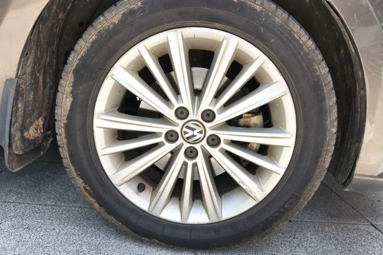 Used Volkswagen Gran Lavida 2013 1.6L Automatic Comfort Model Right Front Wheel Hub