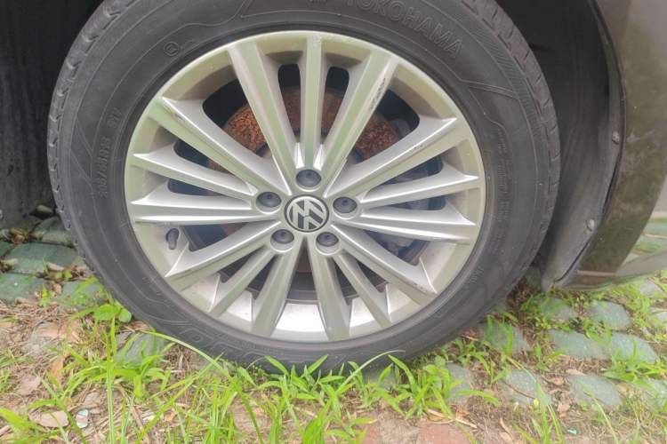 Used Volkswagen Gran Lavida 2013 1.6L Automatic Comfort Model Right Front Wheel Hub