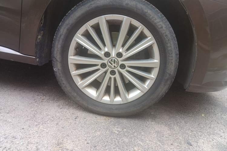 Used Volkswagen Gran Lavida 2013 1.4 TSI Automatic Comfort Model Right Front Wheel Hub