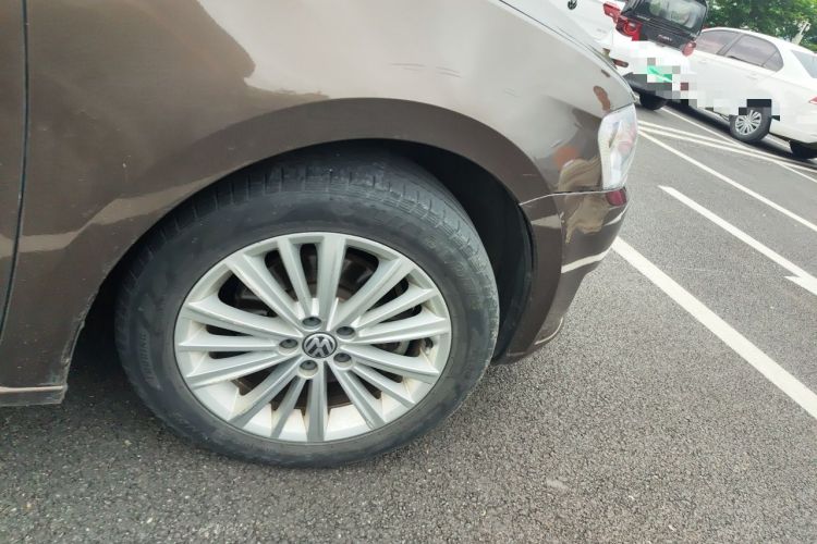 Used Volkswagen Gran Lavida 2013 1.6L Automatic Comfort Model Right Front Wheel Hub