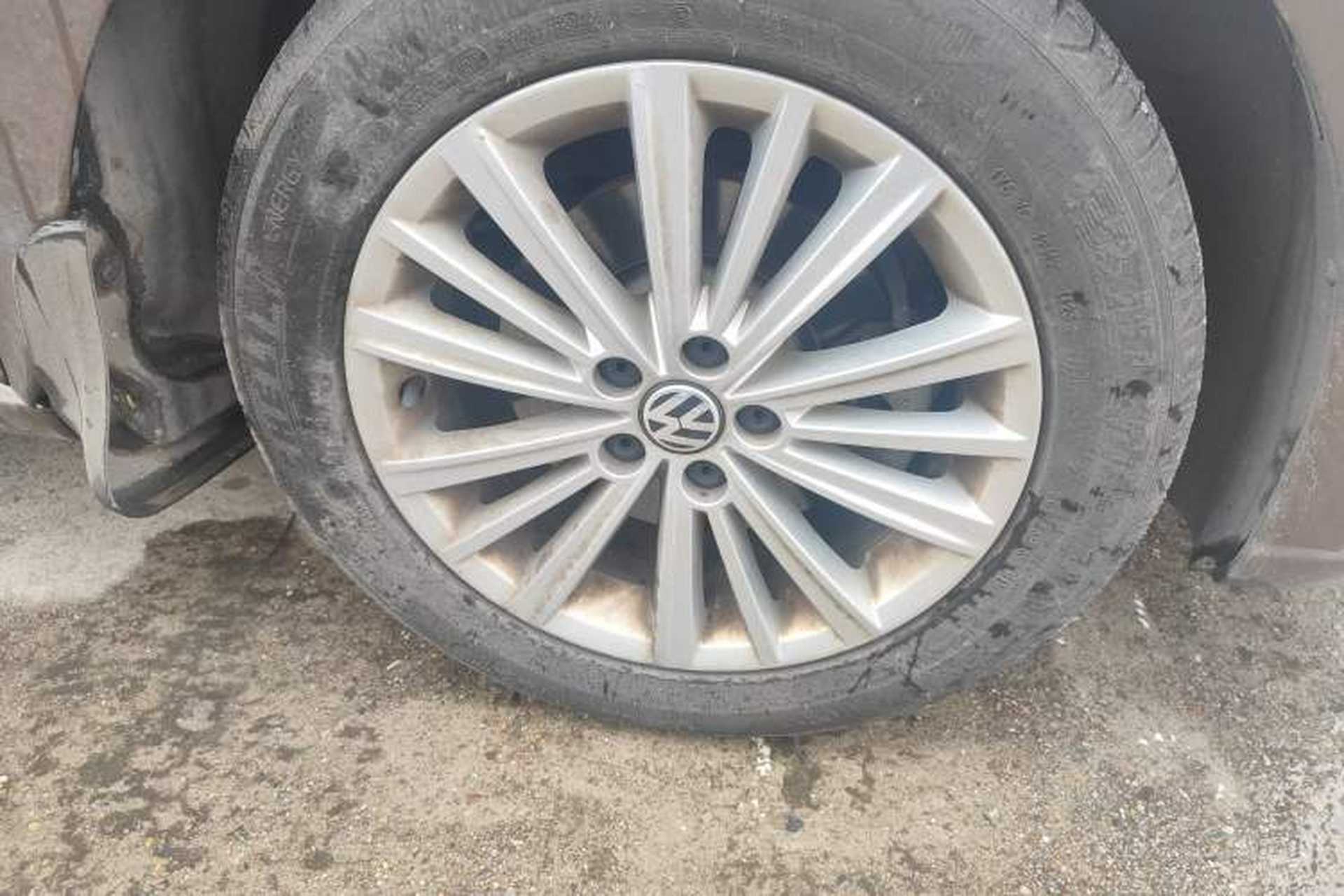 Used Volkswagen Gran Lavida 2013 1.6L Automatic Comfort Model Right Front Wheel Hub