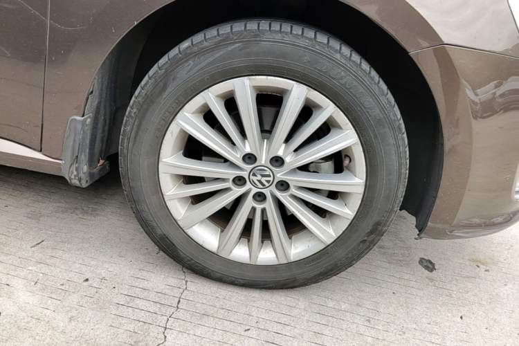 Used Volkswagen Gran Lavida 2013 1.6L Automatic Comfort Model Right Front Wheel Hub