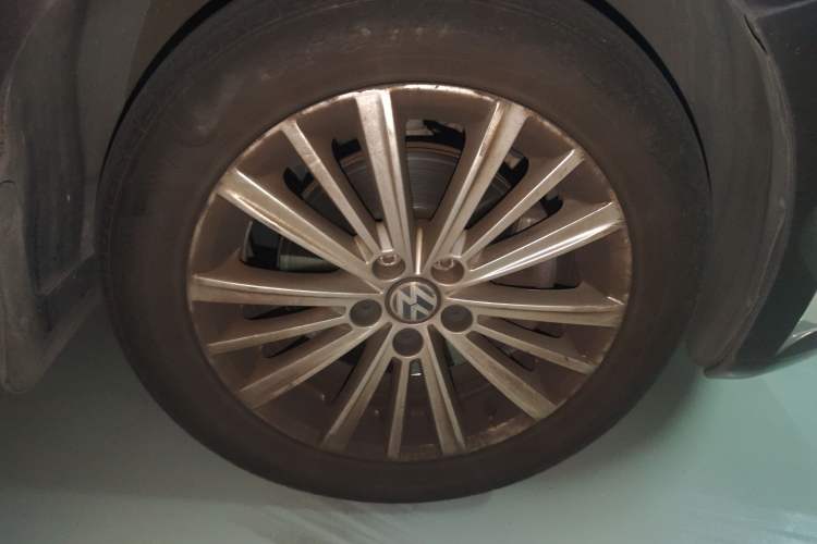 Used Volkswagen Gran Lavida 2013 1.4 TSI Automatic Comfort Model Right Front Wheel Hub