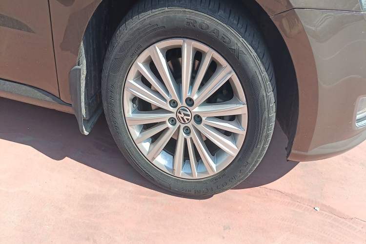 Used Volkswagen Gran Lavida 2013 1.6L Automatic Comfort Model Right Front Wheel Hub