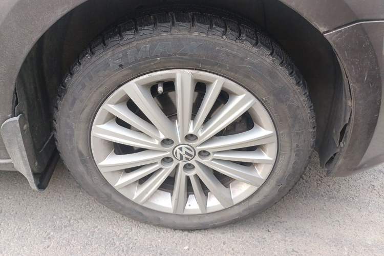Used Volkswagen Gran Lavida 2013 1.4 TSI Automatic Comfort Model Right Front Wheel Hub