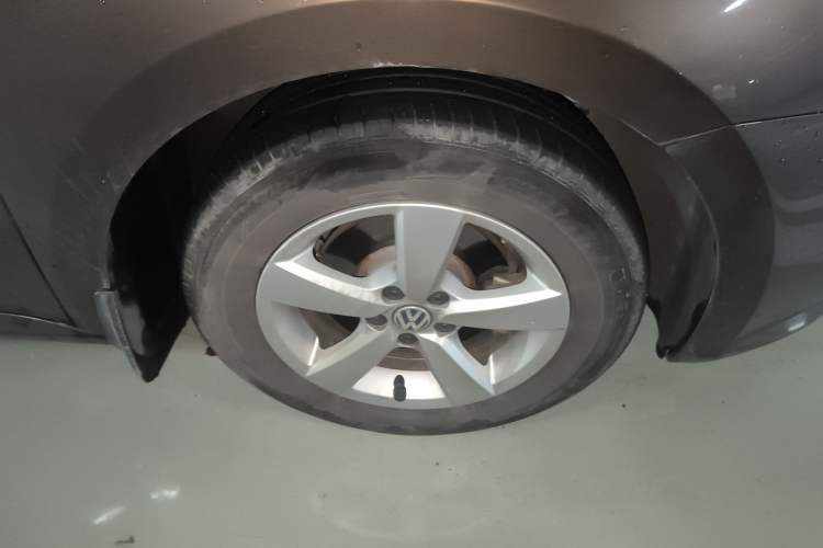 Used Volkswagen Gran Lavida 2013 1.6L Automatic Fashion Model Right Front Wheel Hub