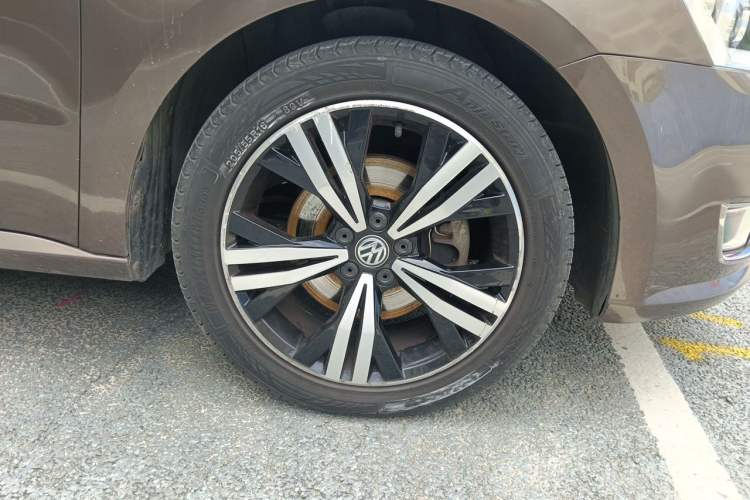 Used Volkswagen Gran Lavida 2013 1.4 TSI Manual Comfort Model Right Front Wheel Hub