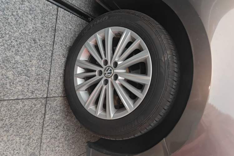 Used Volkswagen Gran Lavida 2013 1.6L Automatic Comfort Model Right Front Wheel Hub