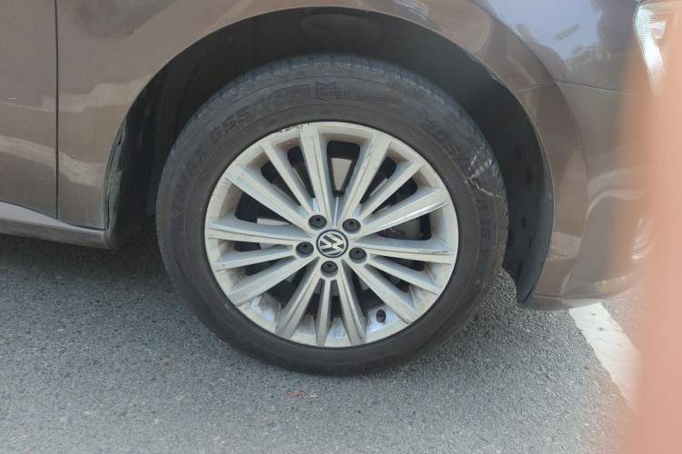 Used Volkswagen Gran Lavida 2013 1.4 TSI Automatic Comfort Model Right Front Wheel Hub