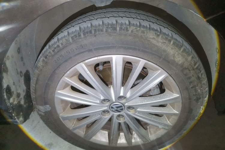 Used Volkswagen Gran Lavida 2013 1.4 TSI Manual Comfort Model Right Front Wheel Hub