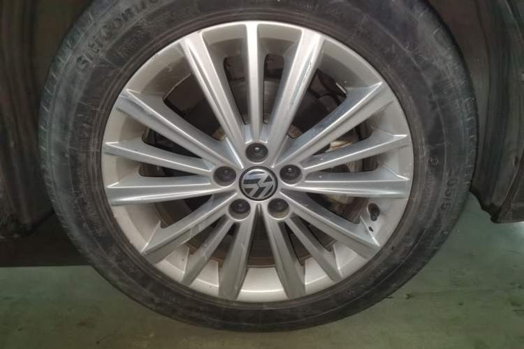 Used Volkswagen Gran Lavida 2013 1.6L Automatic Comfort Model Right Front Wheel Hub
