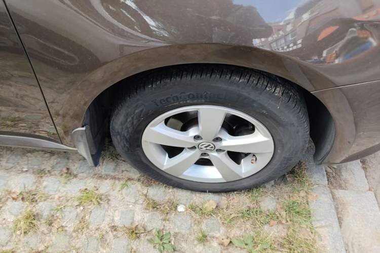Used Volkswagen Gran Lavida 2013 1.6L Automatic Fashion Model Right Front Wheel Hub