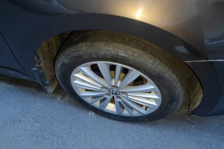 Used Volkswagen Gran Lavida 2013 1.6L Automatic Comfort Model Right Front Wheel Hub