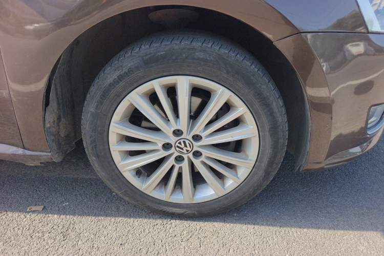 Used Volkswagen Gran Lavida 2013 1.4 TSI Automatic Comfort Model Right Front Wheel Hub