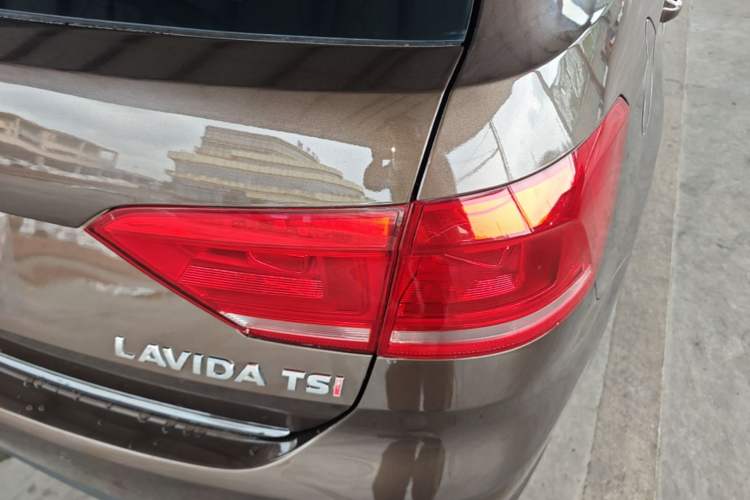 Used Volkswagen Gran Lavida 2013 1.4 TSI Manual Comfort Model Right Rear Taillight