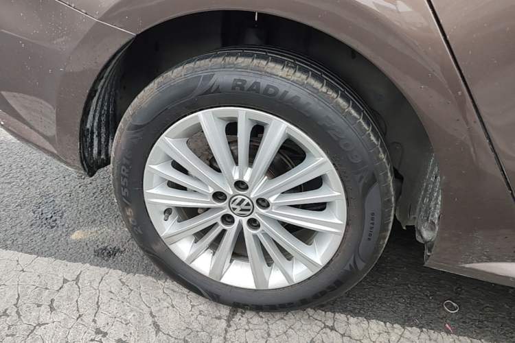 Used Volkswagen Gran Lavida 2013 1.4 TSI Automatic Comfort Model Right Rear Wheel Hub