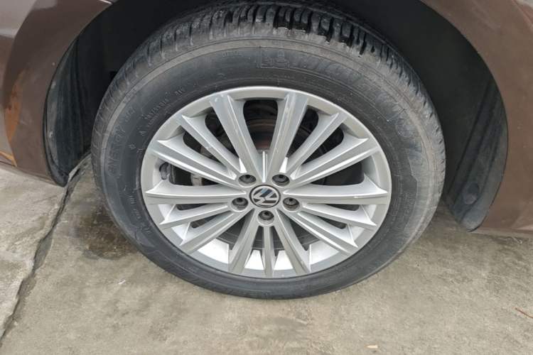 Used Volkswagen Gran Lavida 2013 1.4 TSI Automatic Comfort Model Right Rear Wheel Hub