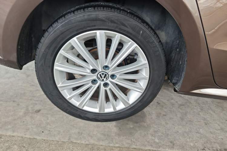 Used Volkswagen Gran Lavida 2013 1.4 TSI Manual Comfort Model Right Rear Wheel Hub