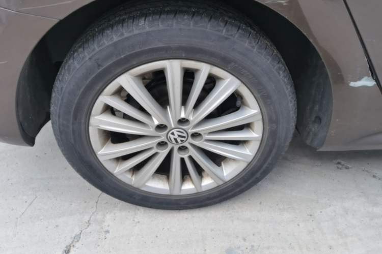 Used Volkswagen Gran Lavida 2013 1.6L Automatic Comfort Model Right Rear Wheel Hub