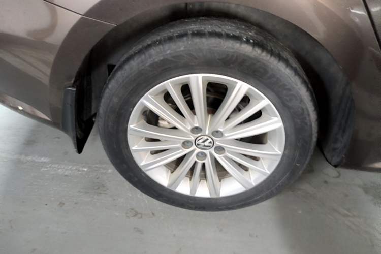 Used Volkswagen Gran Lavida 2013 1.6L Manual Comfort Model Right Rear Wheel Hub
