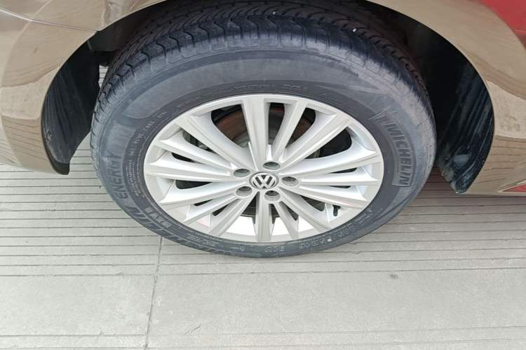 Used Volkswagen Gran Lavida 2013 1.6L Automatic Comfort Model Right Rear Wheel Hub