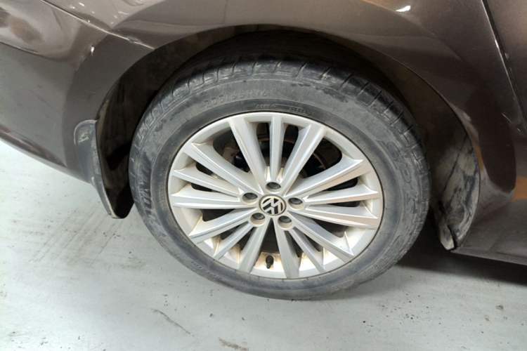 Used Volkswagen Gran Lavida 2013 1.6L Manual Comfort Model Right Rear Wheel Hub