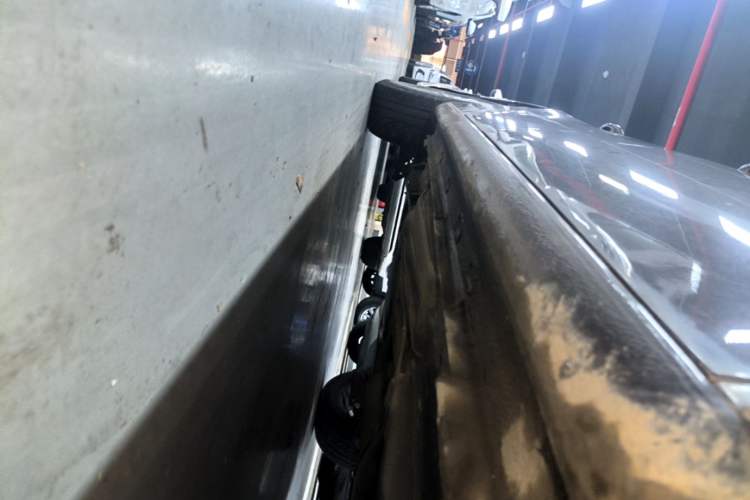 Used Volkswagen Gran Lavida 2013 1.6L Manual Comfort Model Right Side Sill
