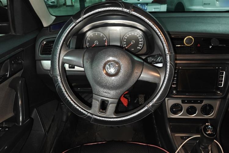 Used Volkswagen Gran Lavida 2013 1.6L Manual Fashion Model Steering Wheel