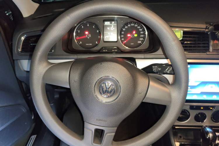 Used Volkswagen Gran Lavida 2013 1.6L Automatic Comfort Model Steering Wheel