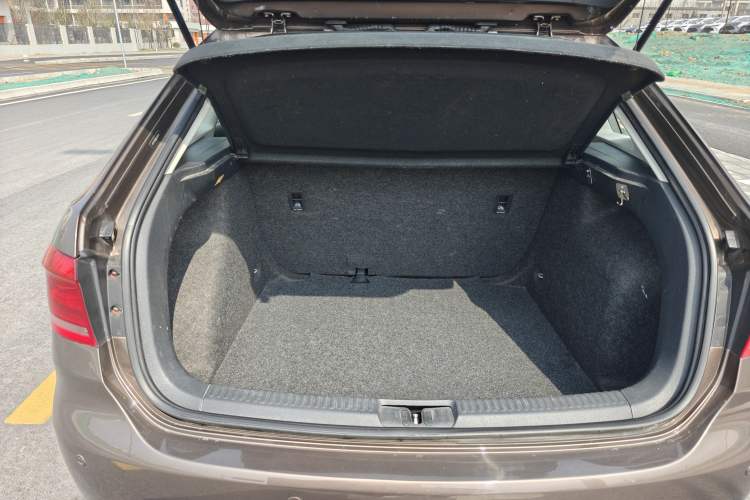 Used Volkswagen Gran Lavida 2013 1.6L Automatic Fashion Model Trunk