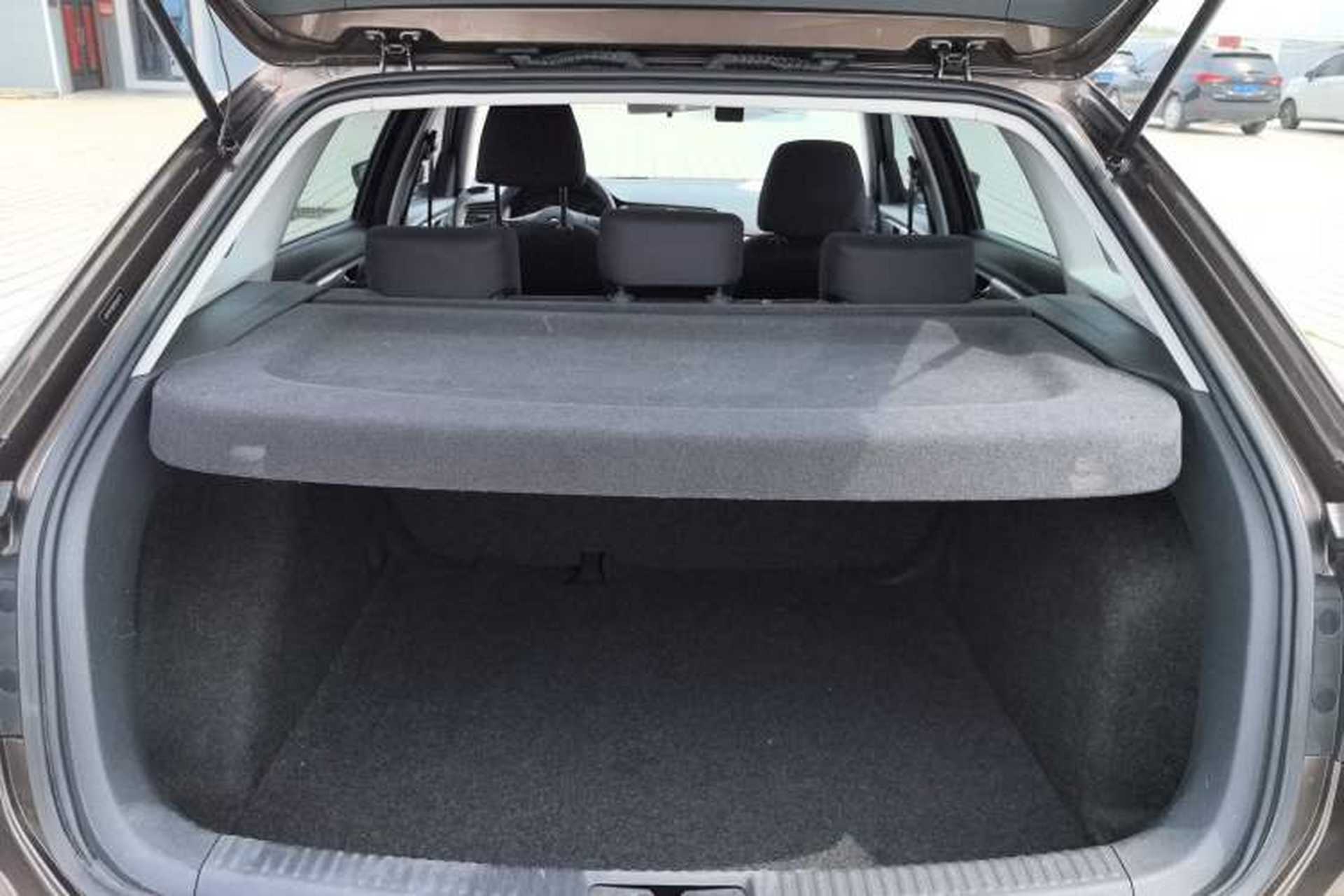 Used Volkswagen Gran Lavida 2013 1.6L Automatic Fashion Model Trunk