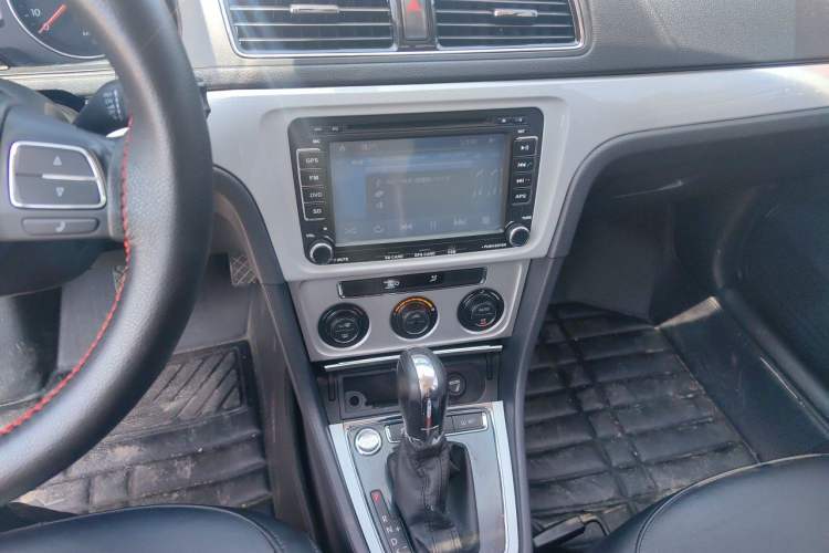 Used Volkswagen Gran Lavida 2013 1.6L Automatic Luxury Model Audio And AC Panel