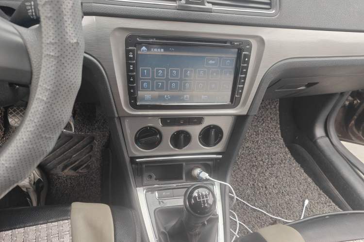 Used Volkswagen Gran Lavida 2013 1.6L Manual Comfort Model Audio And AC Panel