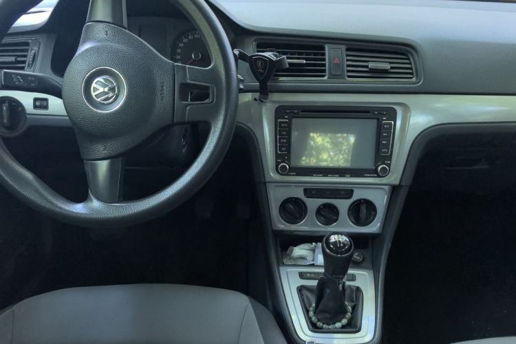 Used Volkswagen Gran Lavida 2013 1.6L Manual Fashion Model Center Console