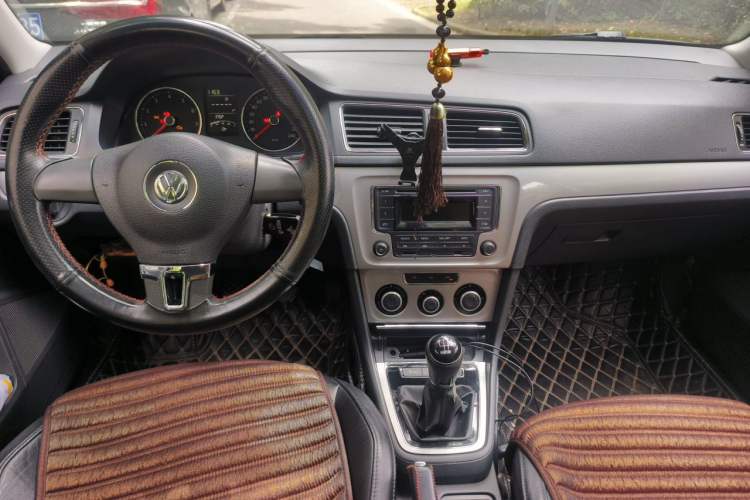 Used Volkswagen Gran Lavida 2013 1.6L Manual Comfort Model Center Console