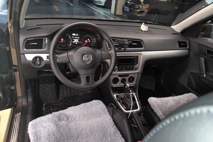 Used Volkswagen Gran Lavida 2013 1.4 TSI Automatic Comfort Model Center Console