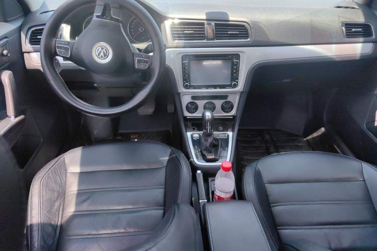 Used Volkswagen Gran Lavida 2013 1.6L Automatic Luxury Model Center Console
