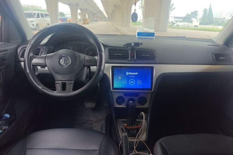 Used Volkswagen Gran Lavida 2013 1.6L Automatic Fashion Model Center Console