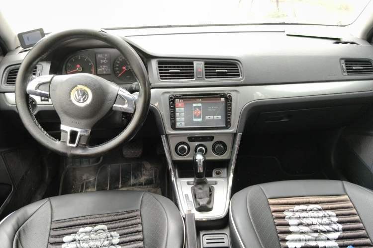 Used Volkswagen Gran Lavida 2013 1.6L Automatic Fashion Model Center Console