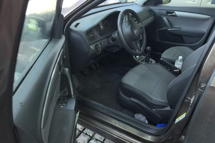 Used Volkswagen Gran Lavida 2013 1.6L Manual Fashion Model Driver Seat