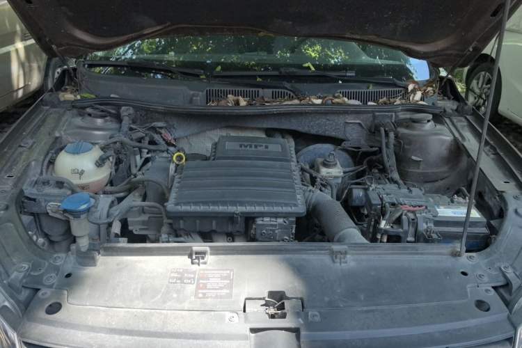 Used Volkswagen Gran Lavida 2013 1.6L Manual Fashion Model Engine Bay