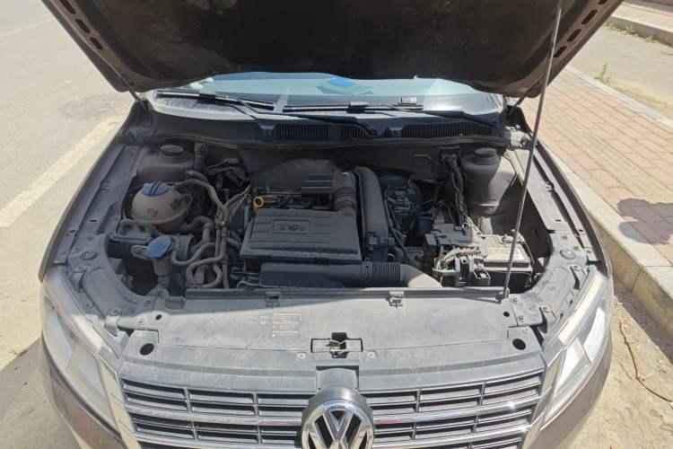 Used Volkswagen Gran Lavida 2013 1.4 TSI Automatic Comfort Model Engine Bay