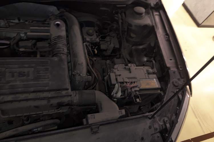 Used Volkswagen Gran Lavida 2013 1.4 TSI Automatic Comfort Model Engine Bay Left